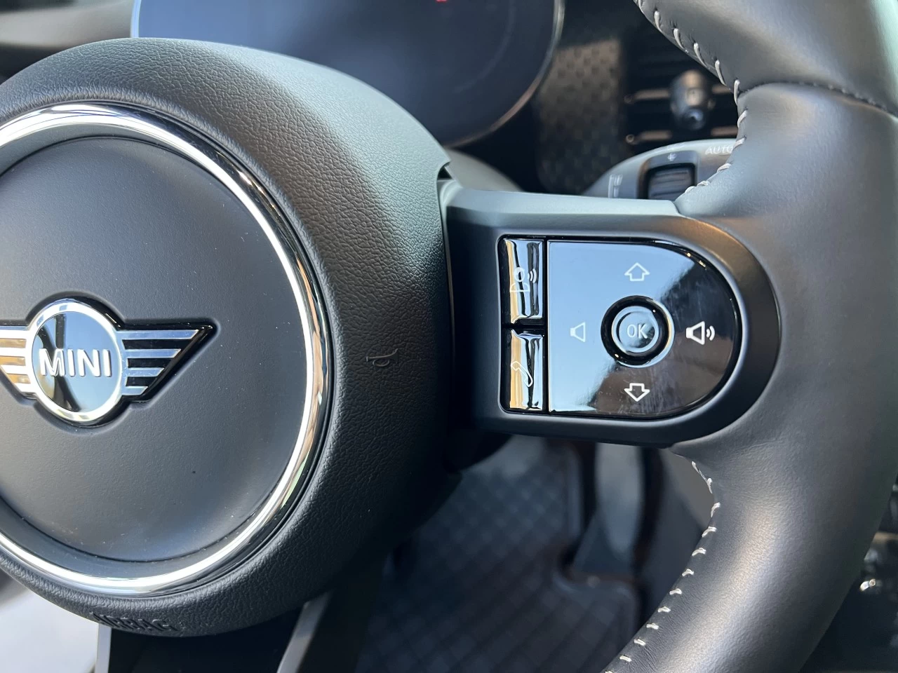 2023 Mini Cooper Cooper SE https://www.bmwsteagathe.com/resize/b990ff35b810a3abc0cc817b2ca24889-1