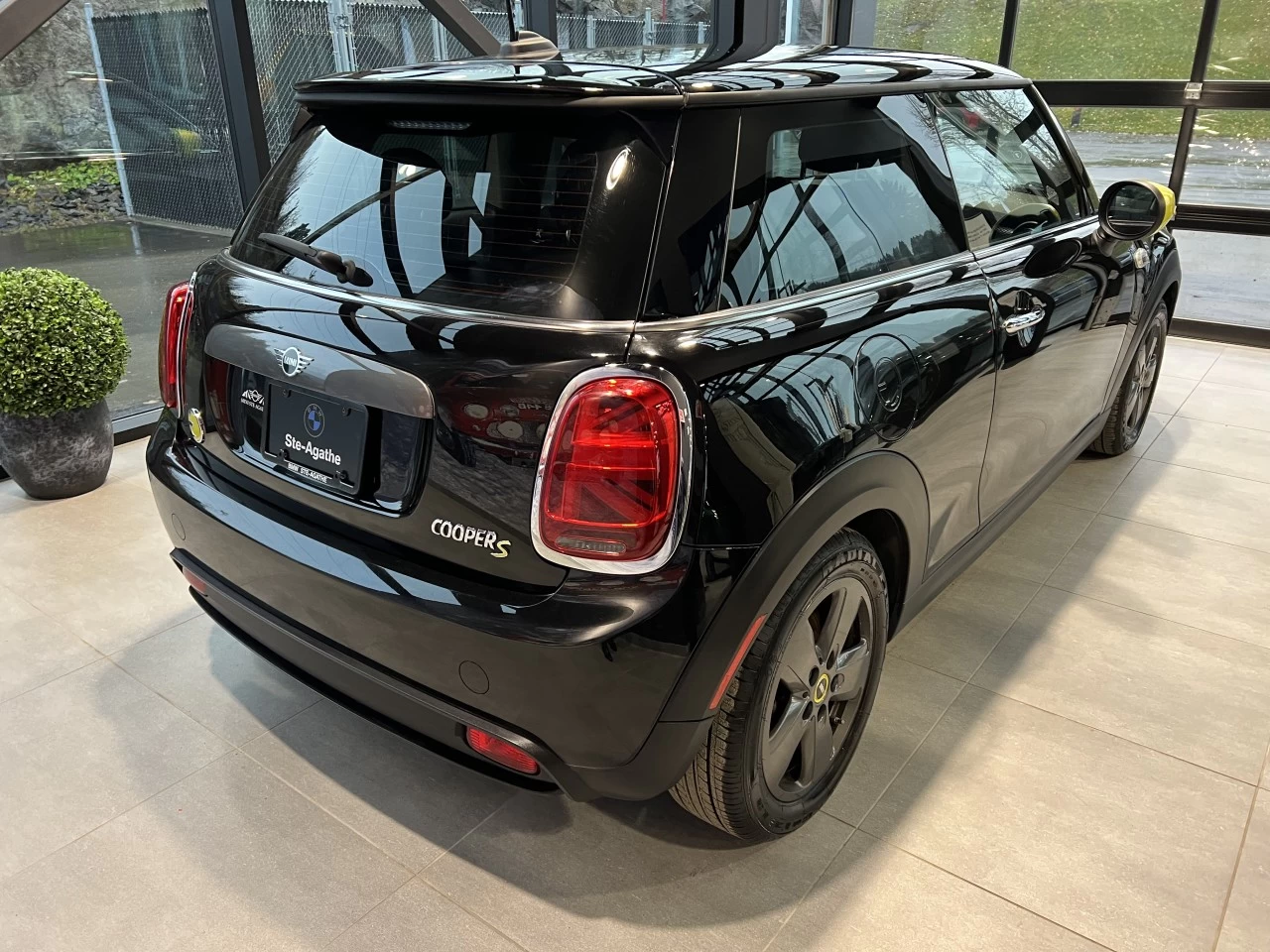 2021 Mini Cooper Cooper SE https://www.bmwsteagathe.com/resize/b990ff35b810a3abc0cc817b2ca24889-1
