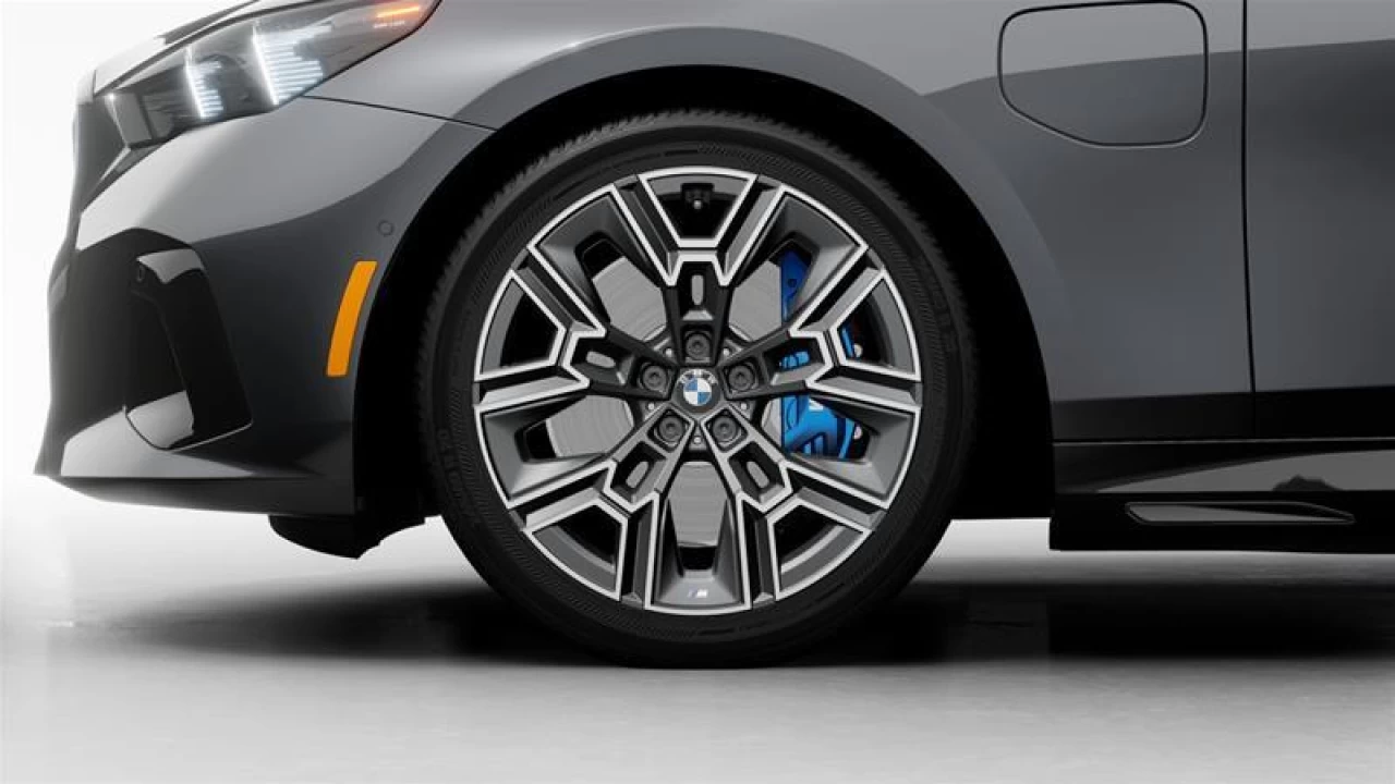 2026 BMW 550e xDrive Main Image