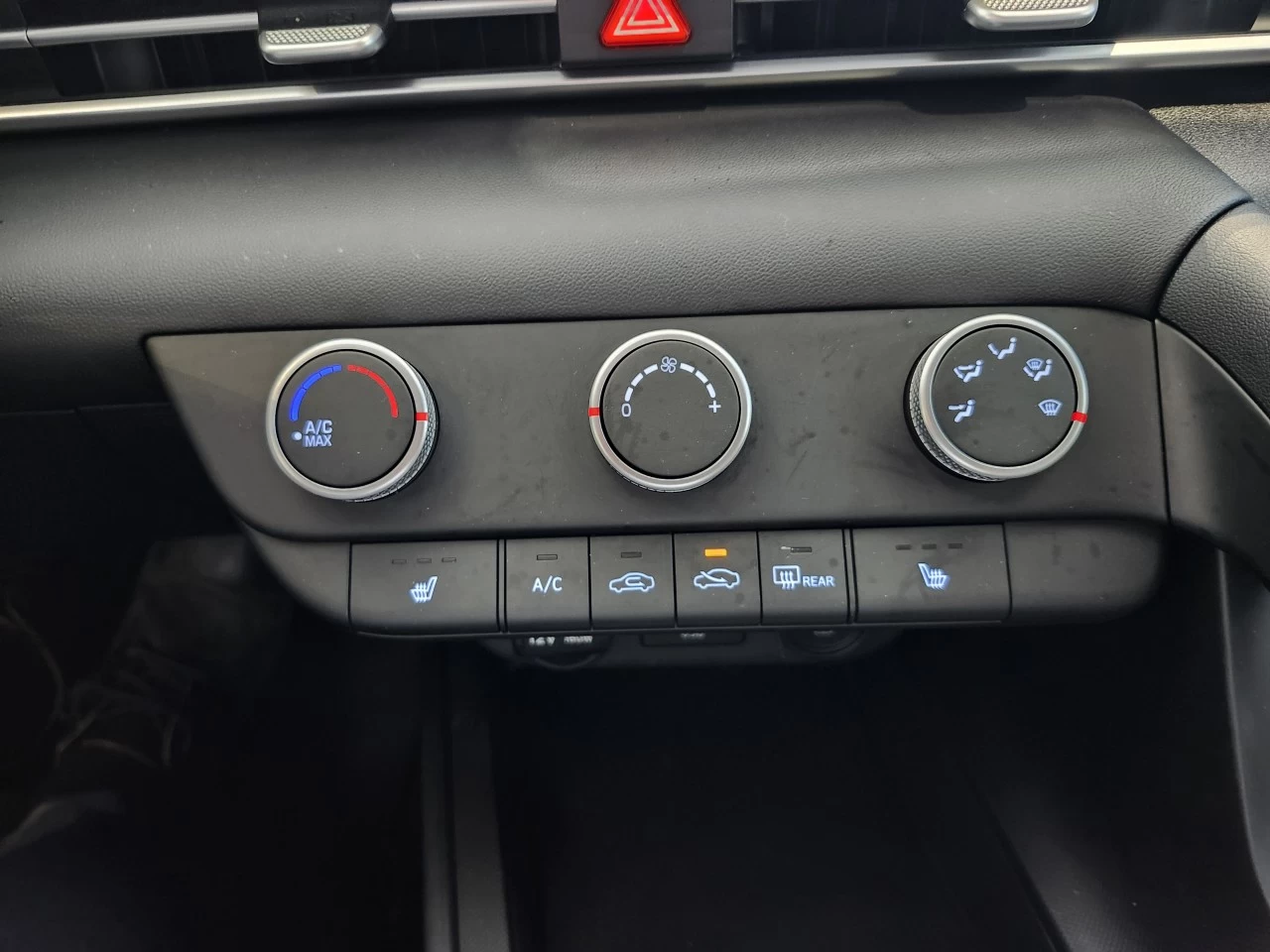 2022 Hyundai Elantra Essential Main Image