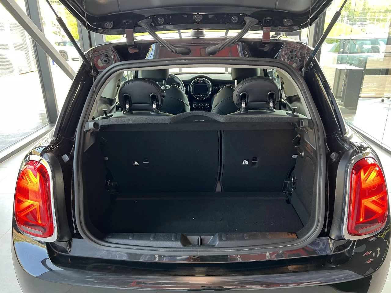 2021 Mini Cooper Cooper SE https://www.bmwsteagathe.com/resize/b990ff35b810a3abc0cc817b2ca24889-1