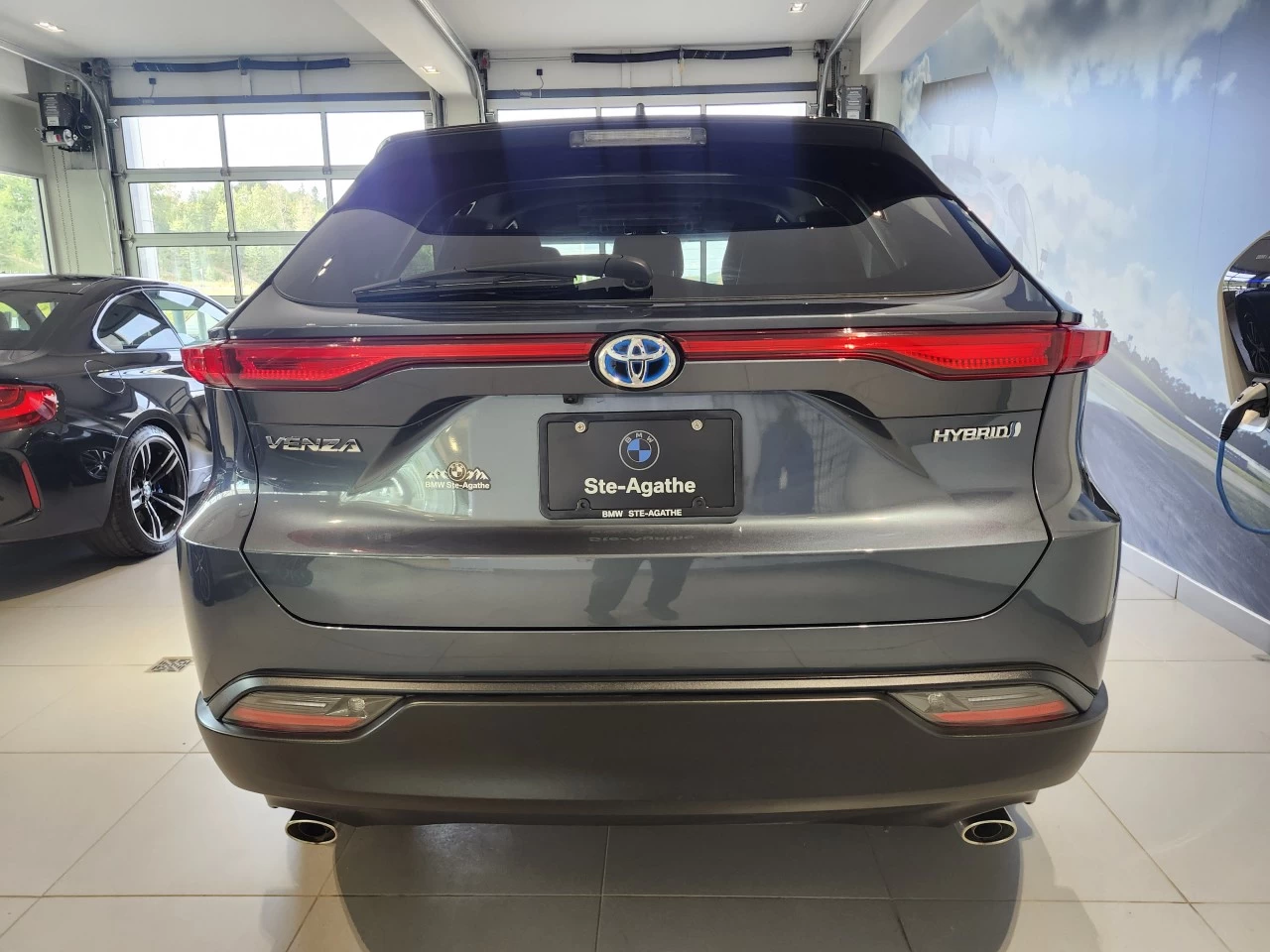 2022 Toyota Venza LE Main Image
