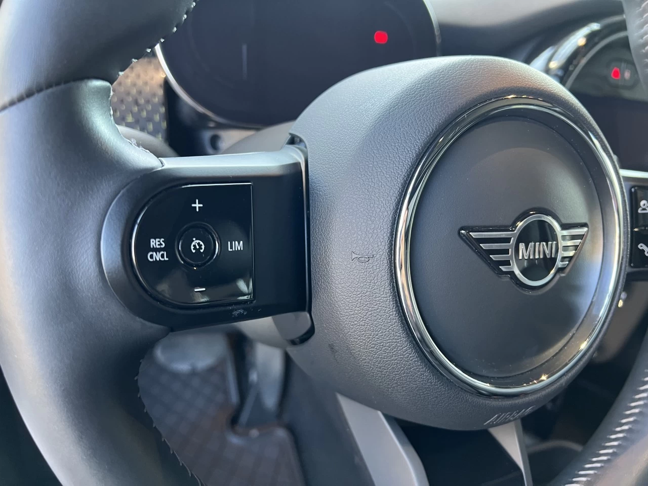 2023 Mini Cooper Cooper SE https://www.bmwsteagathe.com/resize/b990ff35b810a3abc0cc817b2ca24889-1