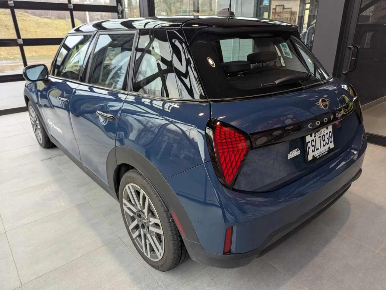 2025 MINI 5 Door Cooper C FWD Image principale
