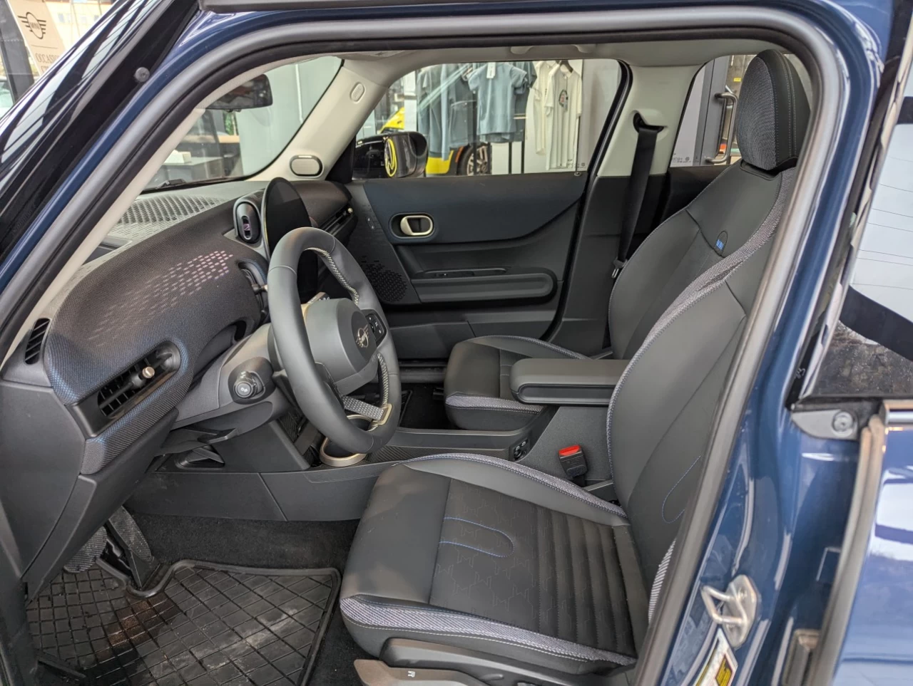 2025 MINI 5 Door Cooper C FWD Image principale
