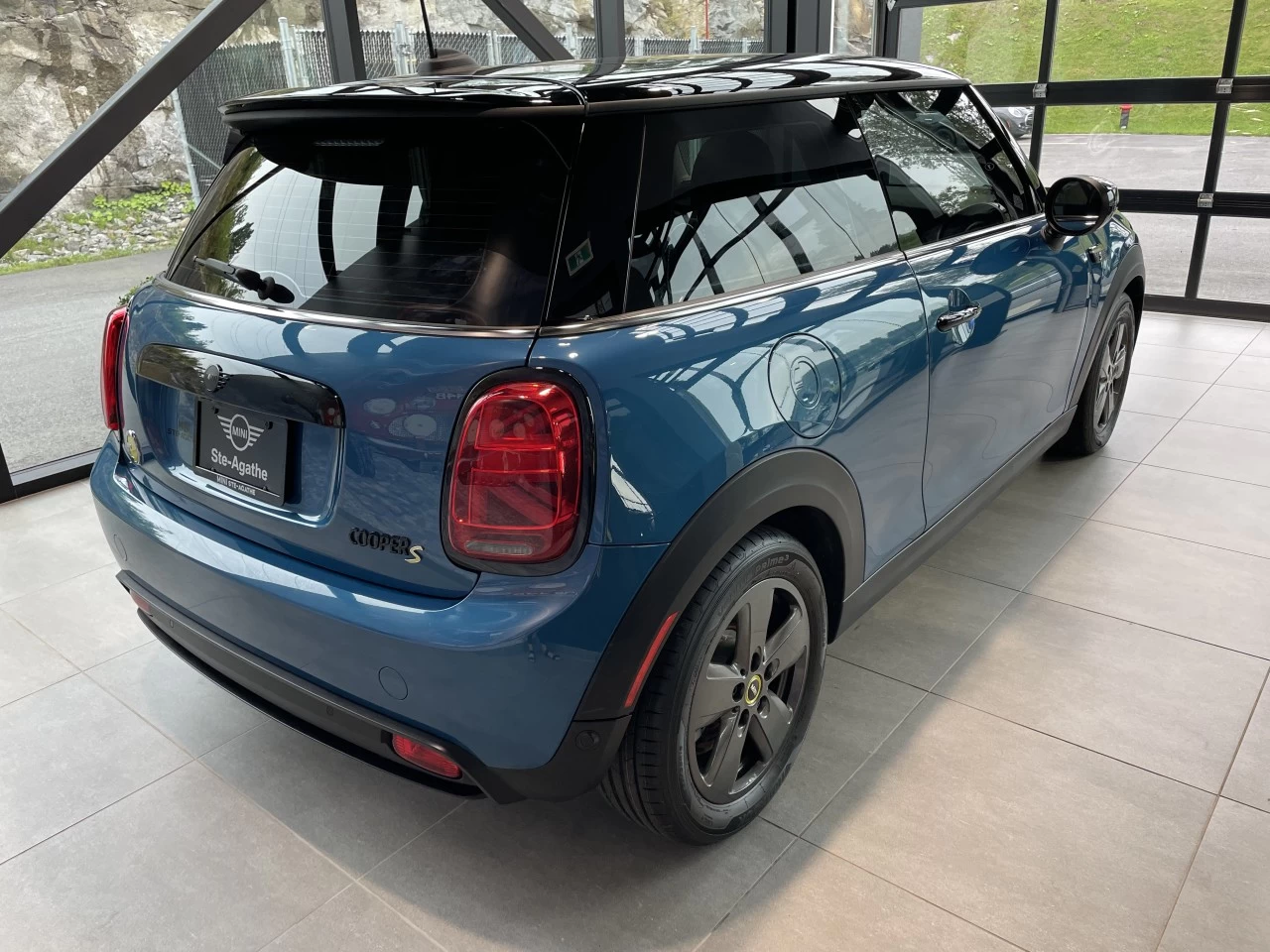 2023 Mini Cooper Cooper SE https://www.bmwsteagathe.com/resize/b990ff35b810a3abc0cc817b2ca24889-1