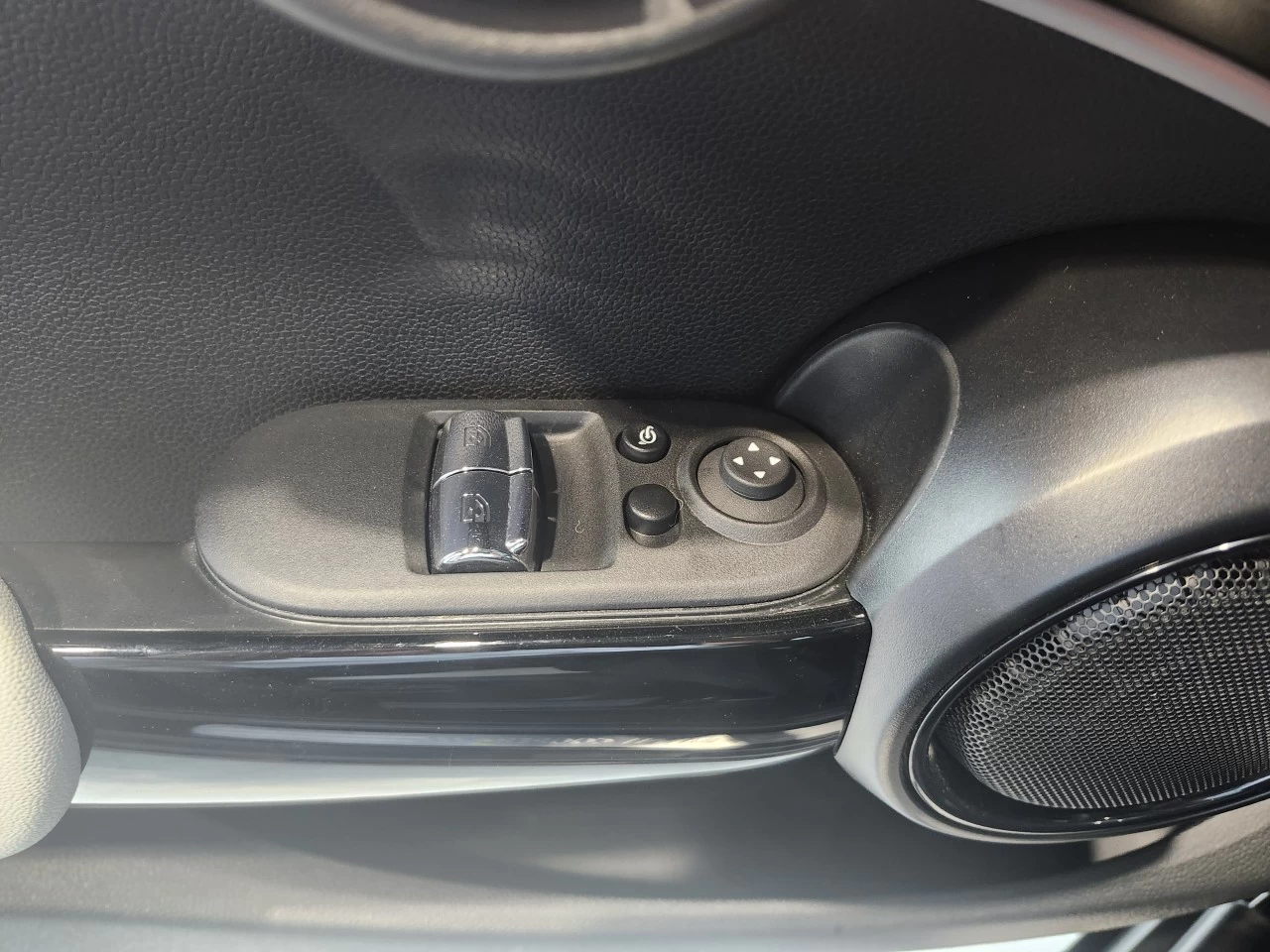 2023 Mini Cooper SE Main Image