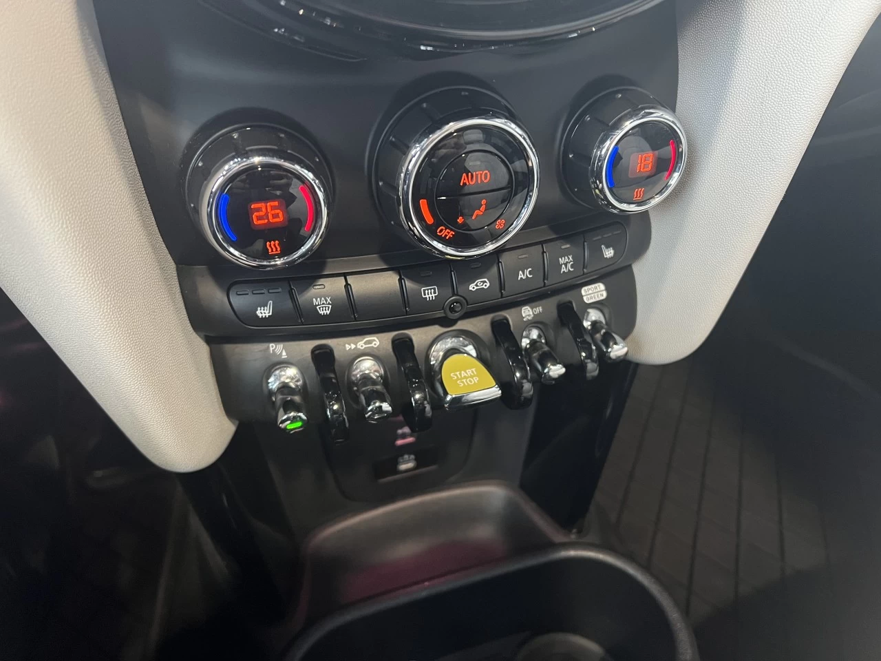2023 Mini Cooper Cooper SE https://www.bmwsteagathe.com/resize/b990ff35b810a3abc0cc817b2ca24889-1