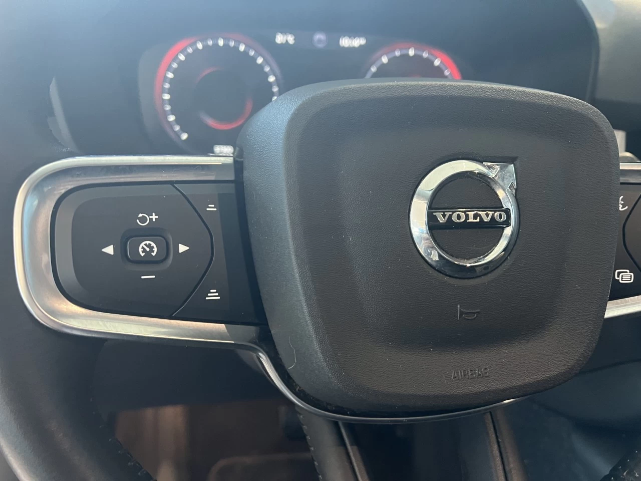 2021 Volvo XC40 Momentum Main Image