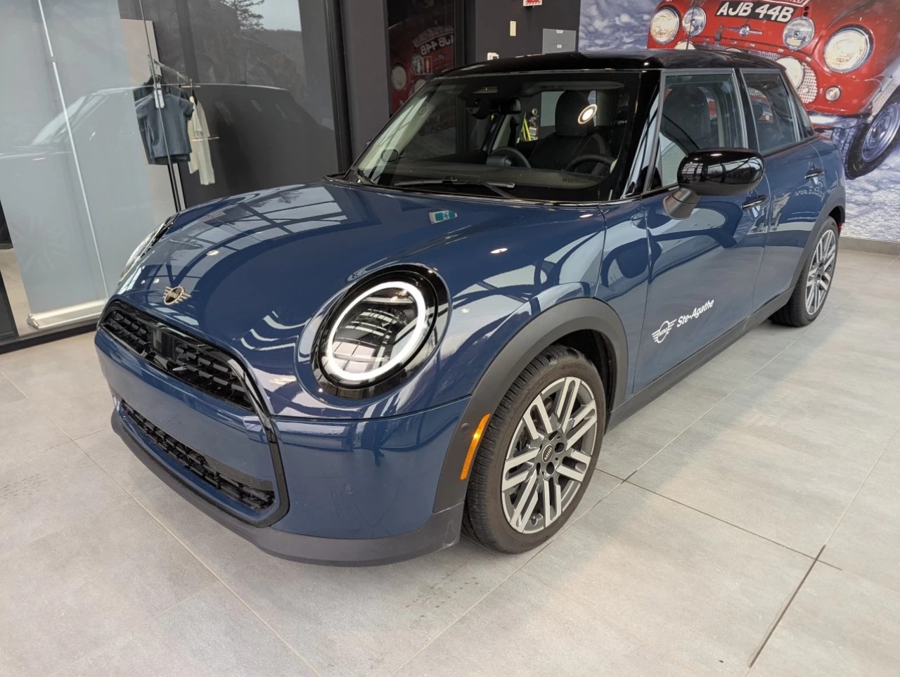2025 MINI 5 Door Cooper C FWD Image principale