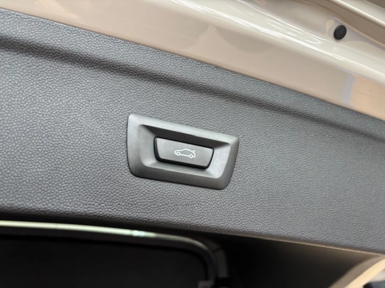 2026 BMW iX xDrive60 Main Image