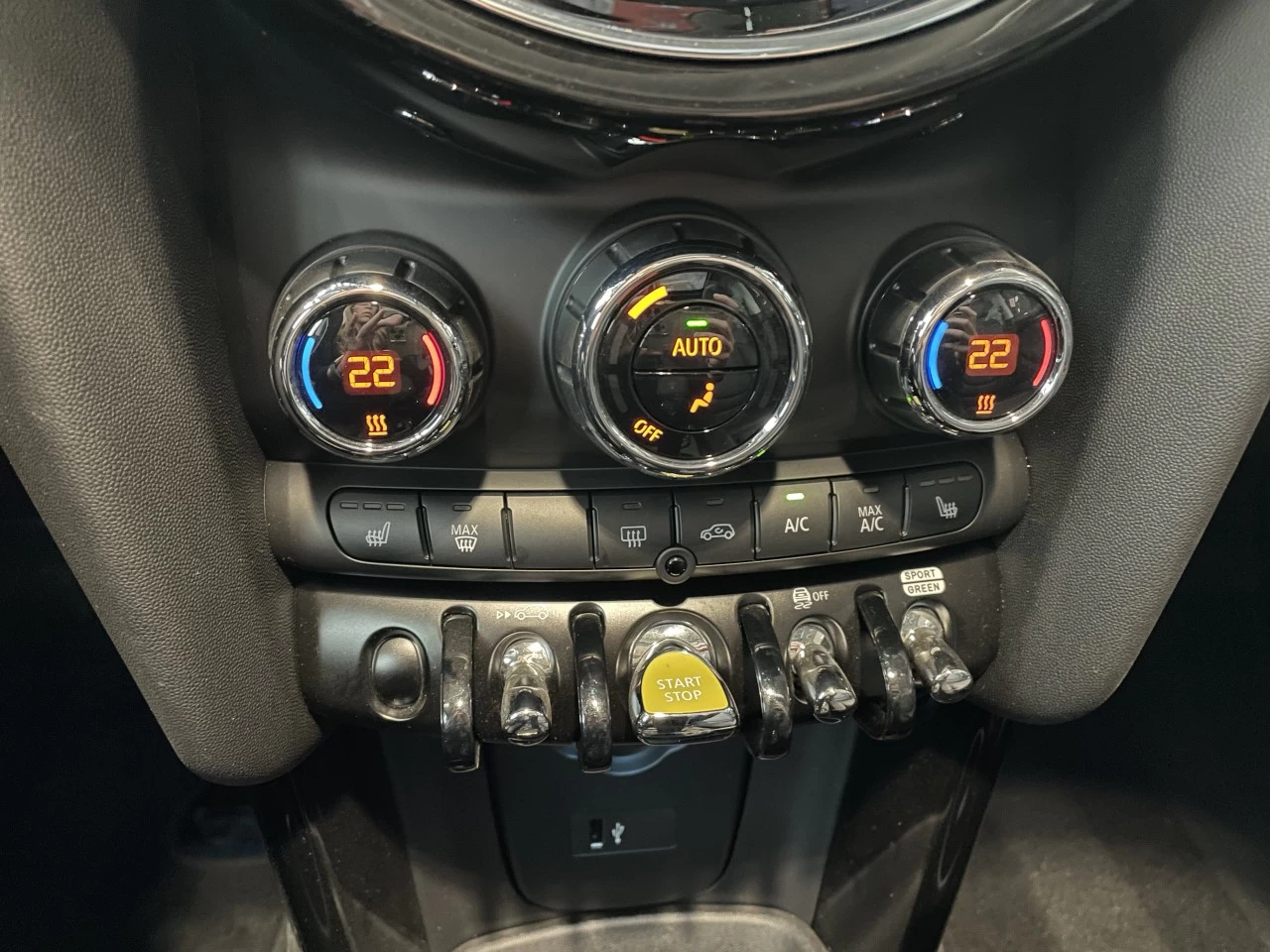 2023 Mini Cooper Cooper SE https://www.bmwsteagathe.com/resize/b990ff35b810a3abc0cc817b2ca24889-1