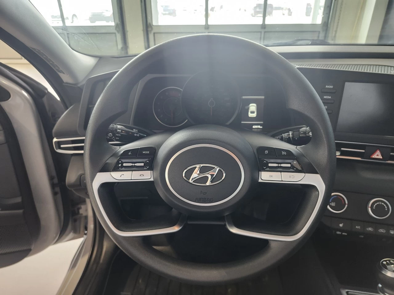 2022 Hyundai Elantra Essential Main Image