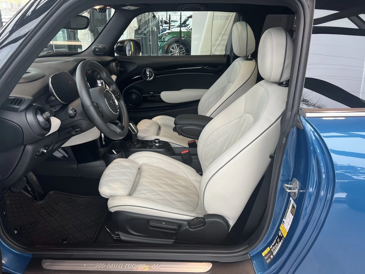 2023 Mini Cooper Cooper SE https://www.bmwsteagathe.com/resize/b990ff35b810a3abc0cc817b2ca24889-1