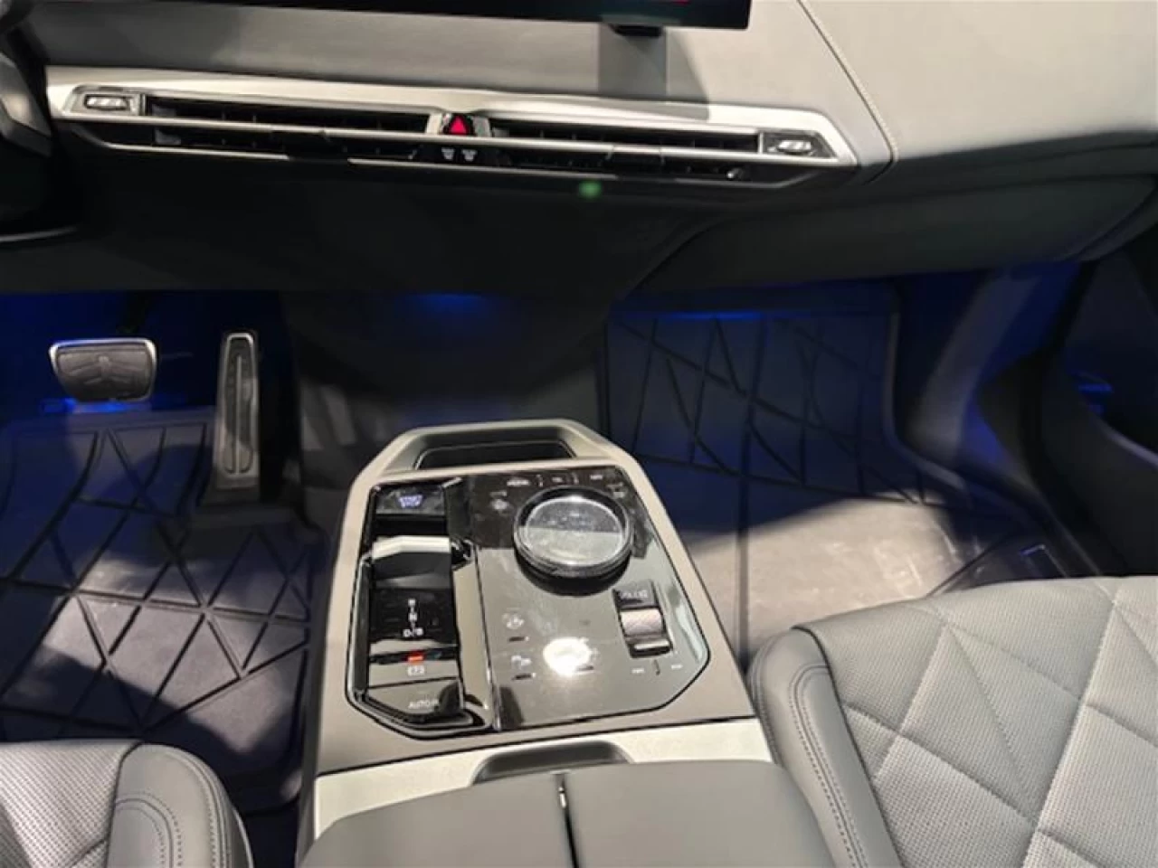 2026 BMW iX xDrive60 Main Image