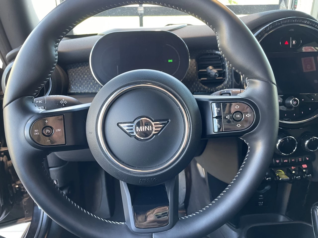 2022 Mini Cooper Cooper SE https://www.bmwsteagathe.com/resize/b990ff35b810a3abc0cc817b2ca24889-1