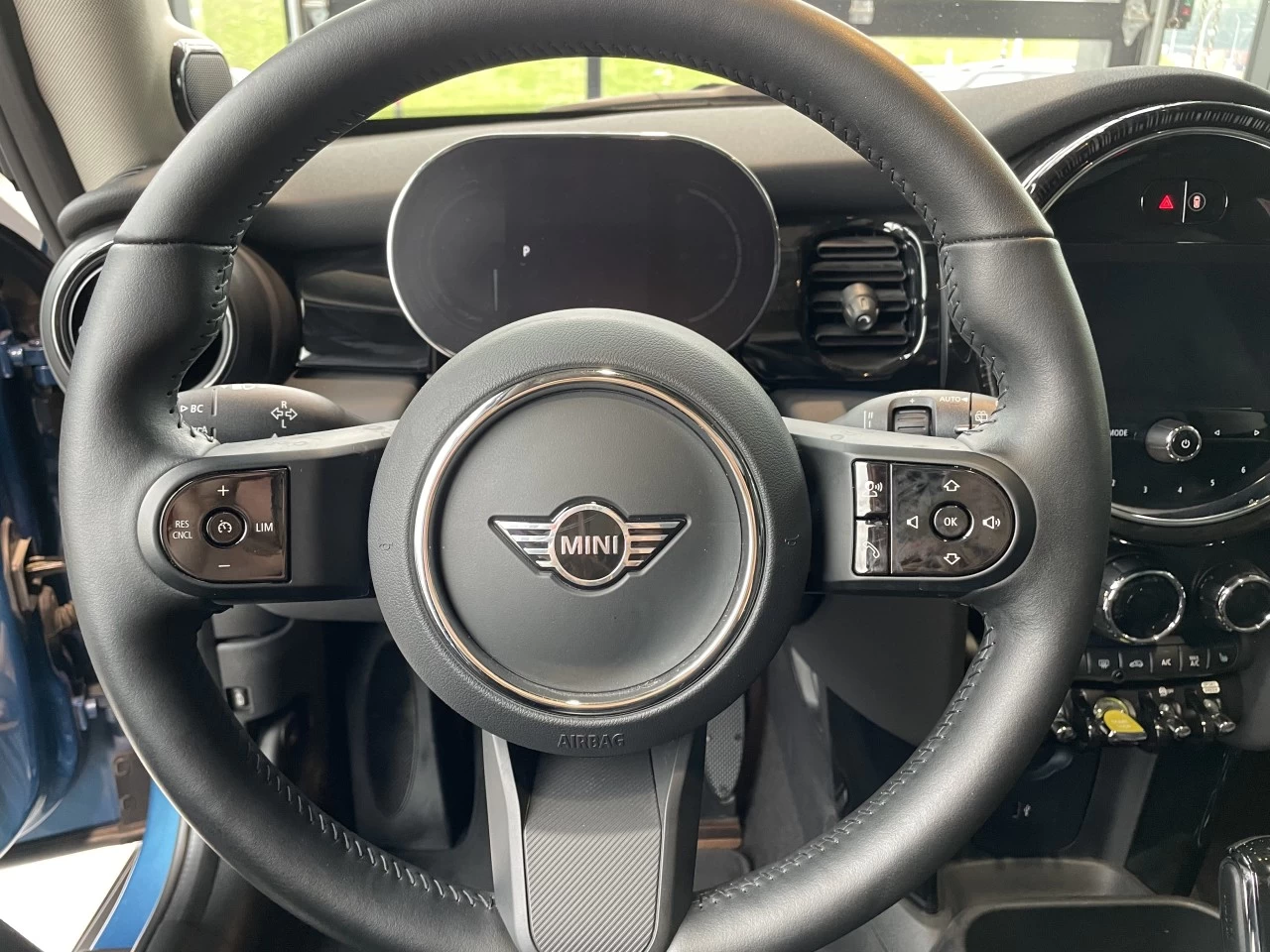 2023 Mini Cooper Cooper SE https://www.bmwsteagathe.com/resize/b990ff35b810a3abc0cc817b2ca24889-1