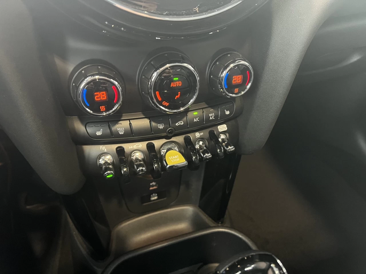 2023 Mini Cooper Cooper SE https://www.bmwsteagathe.com/resize/b990ff35b810a3abc0cc817b2ca24889-1
