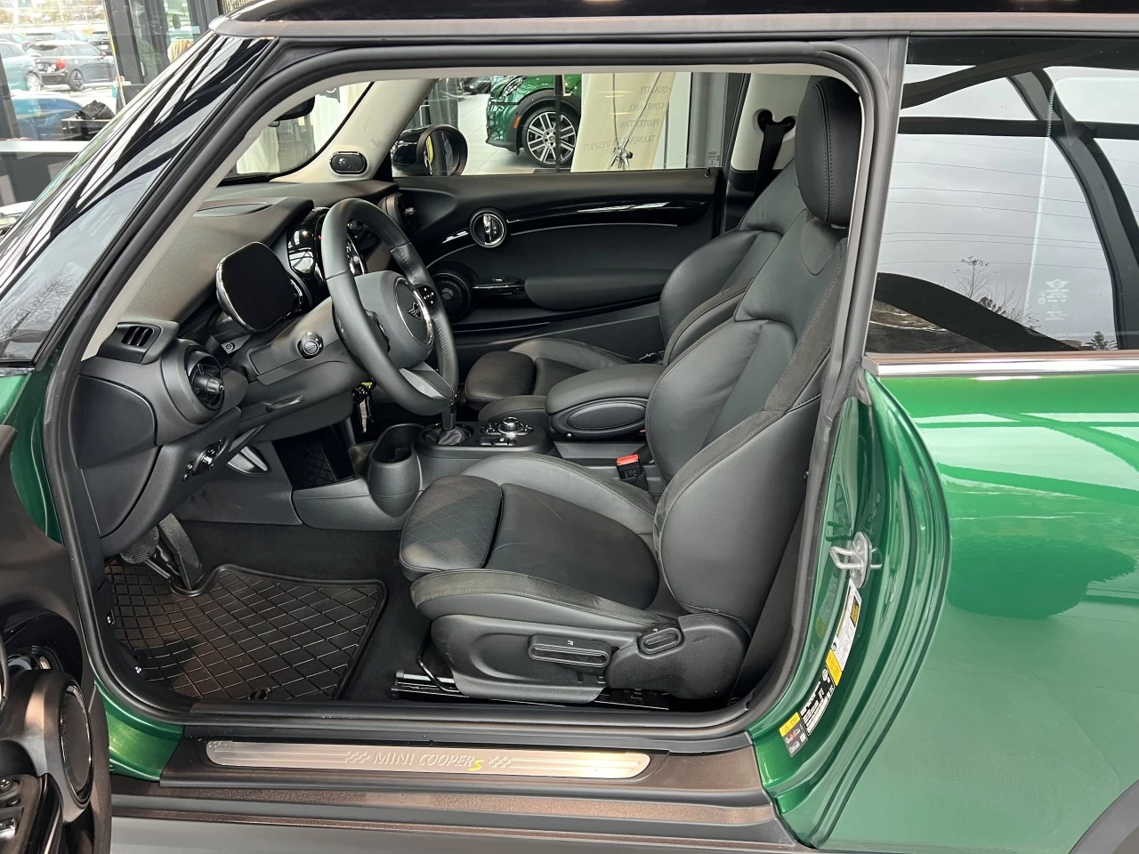 2023 Mini Cooper Cooper SE https://www.bmwsteagathe.com/resize/b990ff35b810a3abc0cc817b2ca24889-1