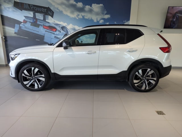 Volvo XC40 Plus Dark Theme 2023
