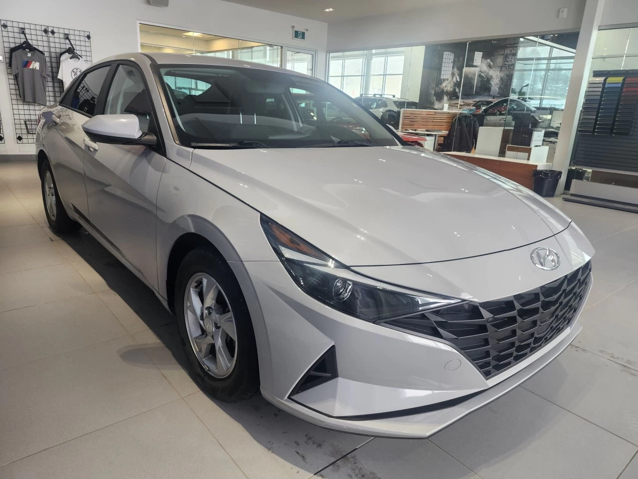 2022 Hyundai Elantra Essential Main Image