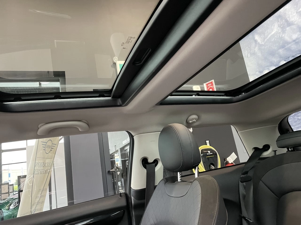 2023 Mini Cooper Cooper SE https://www.bmwsteagathe.com/resize/b990ff35b810a3abc0cc817b2ca24889-1