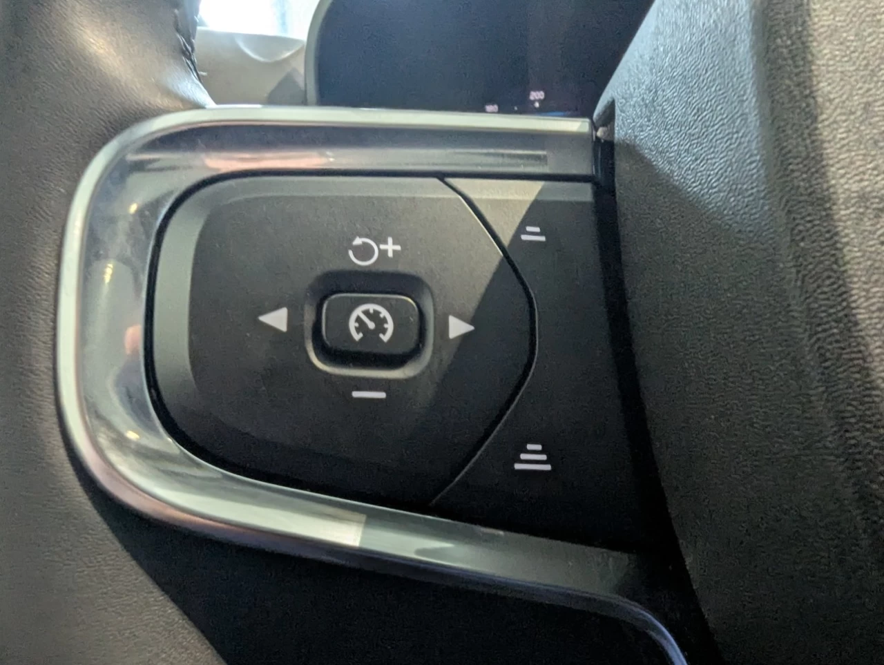 2023 Volvo XC40 Plus Dark Theme Main Image